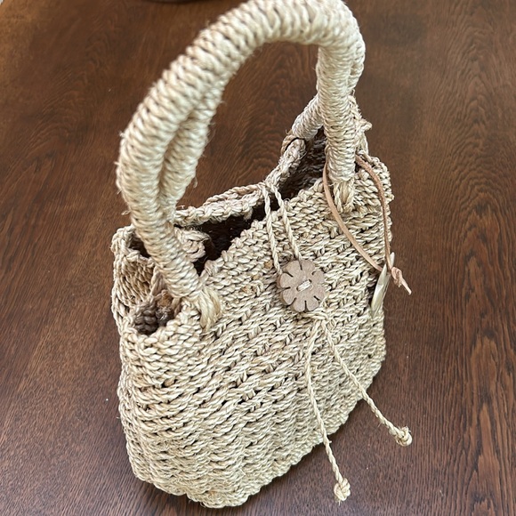 Espirit straw handbag/crossbody purse. Cute  wooden flower closure. Unlined. - Picture 2 of 5
